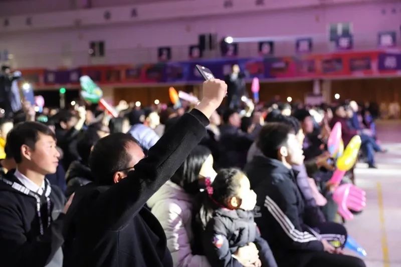 kaiyun-包含詹姆斯迎来二十赛季出色发挥，RNG观众热烈欢呼！观众掌声雷动的词条