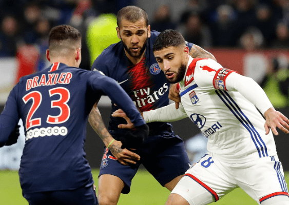 包含今晨体能课后，斯图加特更衣室发声备战法甲，气氛紧张，球队文化再被提及的词条